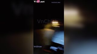 Súc vật, Đèo e ny ra giữa đường thủ dâm cho người lạ phát hiện