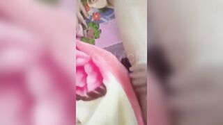 Độc lạ, Được bạn thân nhờ bôi thuốc ở lồn rỉ cả nhớt ở lồn ra