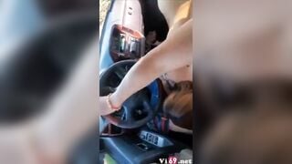 Vừa lái xe mà e bú cu lên đỉnh xuất tinh co giật buồi luôn