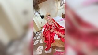 con gái đội vương miện phượng hoàng và đeo mặt dây chuyền và bị cha đụ dữ dội