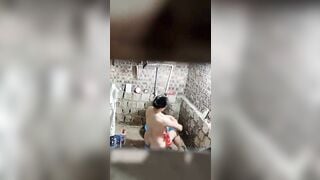 Đêm hôm mà chị hàng xóm tắm rửa kĩ quá