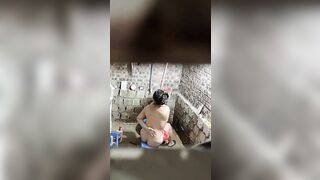 Đêm hôm mà chị hàng xóm tắm rửa kĩ quá