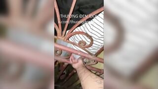anh hàng xóm lên cơn nứng qua nhà nhờ sục giúp