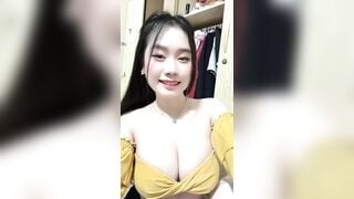 Em thanh trúc vú siêu bự
