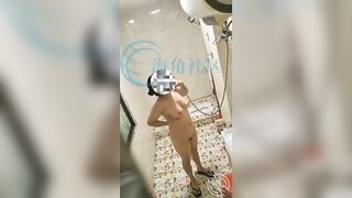Quay lén mẹ vợ tắm 7