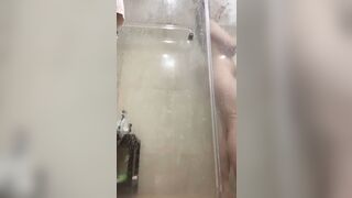 Chị gái chubby lồn múp vú to vừa tắm vừa gọi điện cho trai
