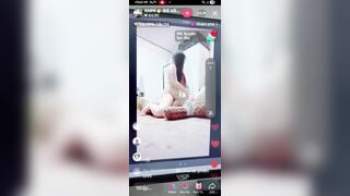 Em gái cởi gấu  ước ác
