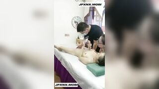Gọi chồng vào chịch chị khách mát xa nứng lồn