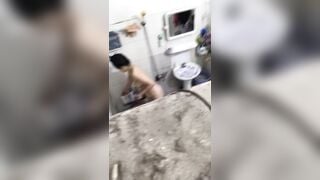 Quay lén chị gái tắm 2