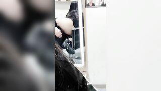 Địt em gái mình dây trong tiệm hớt tóc vắng khách sướng vl ra