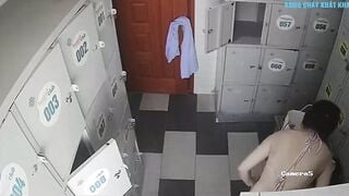Quay lén phòng thay đồ ở bể bơi gặp đúng em sinh viên bú to