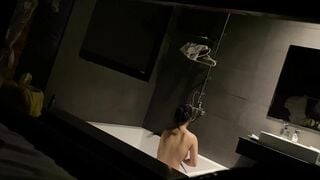 Quay lén con em gái qua tắm nhờ