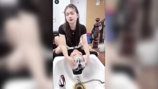 Đi gội đầu trên mà đầu dưới cứ dựng đứng lên muốn được vuốt ve
