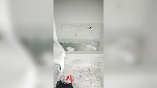 Quay lén bé học sinh tắm