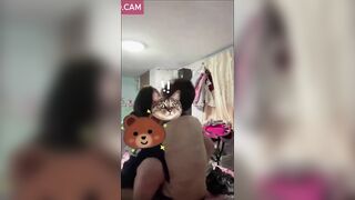 Đang làm bài tập thì bị thg bạn bóp vú nên đè nó trên giường djt luôn