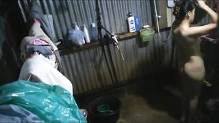 Quay lén em gái miền tây tắm