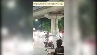 E gái tràn chuồng giữa phố