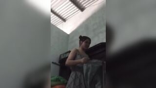 Em sinh viên bị con bạn cùng phòng khốn nạn quay video thay quần áo rồi tung lên mạng