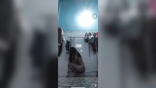 tau mới thấy lần đầu có đứa làm chuyện đó với giá treo đồ 🙄