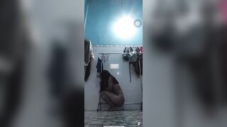 tau mới thấy lần đầu có đứa làm chuyện đó với giá treo đồ 🙄