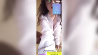 Học sinh c3 VN show hàng cho bạn thân 3