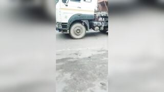 gái Ấn Độ tụt quần đánh nhau với zai nơi đông người.
