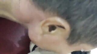 Anh công nhân phục vụ húp sò cho bà chủ