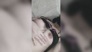 Clip Hot Bé Mèo Đen Hư Hỏng Ngồi Trong Nhà Vệ Sinh Show Hàng Thủ Dâm
