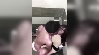 Dẫn con bạn vào wc phòng hát địt banh lồn bắn tinh vào lồn xuất trong dâm đãng