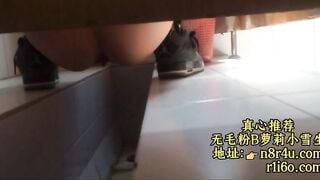 Lén sờ lồn mấy em gái xinh đang đi đái trong nhà vệ sinh lồn ngon