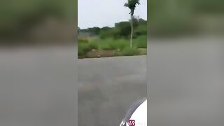 Dùng tiền gạ người lạ bú cu ở Trạm xe buss xuất tinh lên mặt