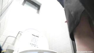 Chị gái văn phòng vào wc thủ dâm bắn nước