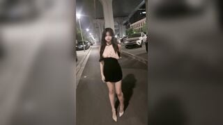Em gái china public đêm khuya