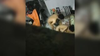 Trời mưa ở nhà xem vợ chồng hàng xóm địt nhau dâm đãng