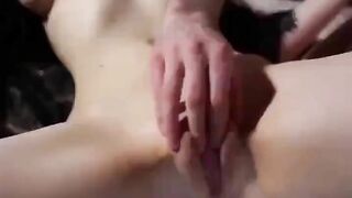 Vừa hôn vừa móc lồn múp không lông của r ny mà ko dám djt