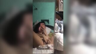 Gái xinh mới lớn thủ dâm cái lồn múp hồng ướt át trước gương