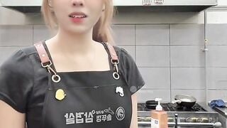 Mẹ sợ đi làm ở nước ngoài không hòa nhập được =)))
