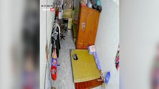 Hack camera vợ chồng shop quần áo