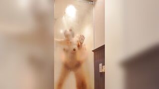Cho t vào tắm vs m xíu thôi t còn đi chs, Ai ngờ bị nó đè ra chịch luôn