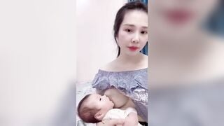 Single Mom vú đẹp cho con bú phần 2