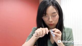 Bác sĩ khám răng độc lạ