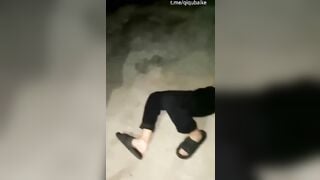 bắt nạt lột đồ ngay ngoài đường