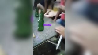 Đi hát này lạ nha.Mic cắm môi dưới mới chịu