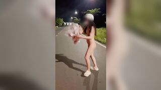 Bắt em bồ mới quen không được mặt đồ ra đứng giữa đường tìm trai lạ gạ some