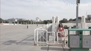Cô gái không mặc quần áo nơi công cộng 20