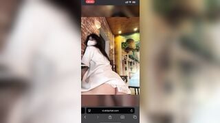 dâm quá thủ dâm khoe lồn cho quán cà phê thấy luôn