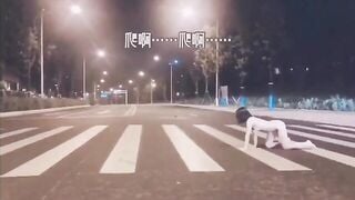 Những cô gái khoe lồn nơi công cộng 18