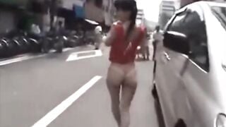 Những cô gái khoe lồn nơi công cộng 13