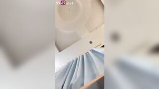 Vừa đá bi em vừa vắt sữa chua chưa chơi đã muốn xuất rồi