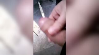 Bắn tinh lên mông em gái ở bến xe